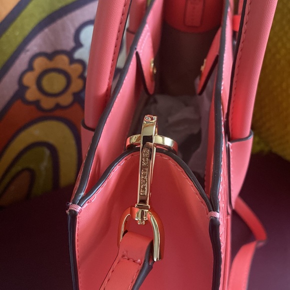 Micheal Kors Mercer medium shopper in the color grapefruit with cross body strap - Picture 3 of 5